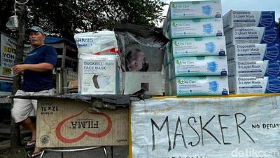 Pedagang Masker Banting Harga Imbas Jokowi Longgarkan Aturan
