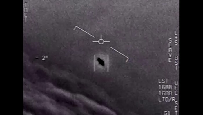 Pentagon merilis video penampakan misterius UFO atau Unidentified Aerial Phenomena (UAP). Video tersebut ditunjukkan dalam sidang publik di Kongres Amerika Serikat.