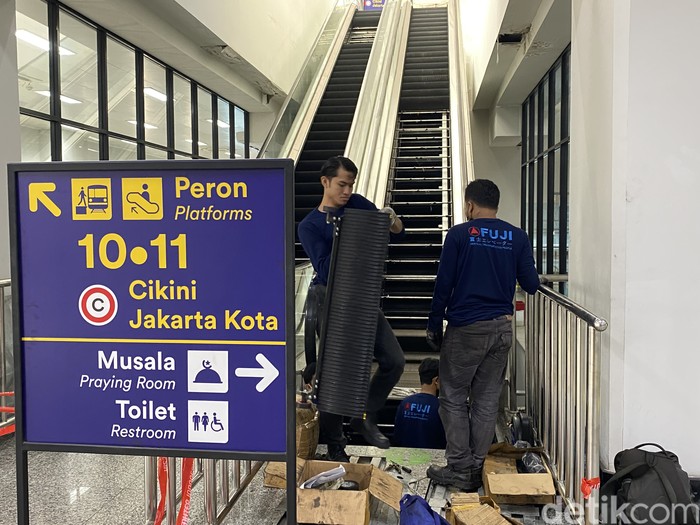 Perbaikan eskalator di Stasiun Manggarai, Jaksel, 19 Mei 2022. (Annisa Rizky Fadhila/detikcom)