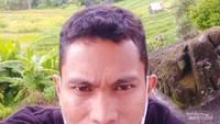 Selfi dengan latar sawah