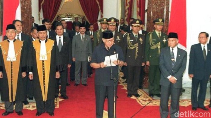 Presiden Soeharto mengumumkan pengunduran di Istana Merdeka, 21 Mei 1998