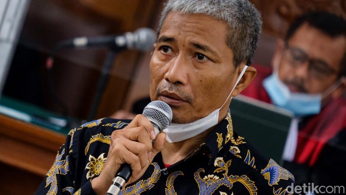 M Kace bersaksi sebagai saksi korban dalam sidang untuk terdakwa Irjen Napoleon Bonaparte. M Kace peragakan saat ia dianiaya dan dilumuri kotoran oleh Napoleon.