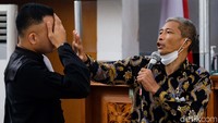 Ia menyangka awalnya dilumuri oleh lumpur oleh Napoleon.