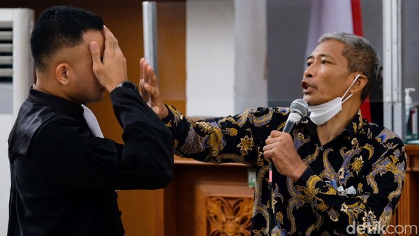 M Kace Peragakan Irjen Napoleon Aniaya dan Lumuri Kotoran ke Tubuhnya