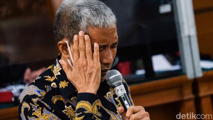 M Kace bersaksi sebagai saksi korban dalam sidang untuk terdakwa Irjen Napoleon Bonaparte. M Kace peragakan saat ia dianiaya dan dilumuri kotoran oleh Napoleon.