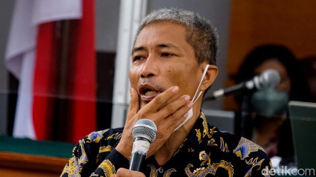 M Kace bersaksi sebagai saksi korban dalam sidang untuk terdakwa Irjen Napoleon Bonaparte. M Kace peragakan saat ia dianiaya dan dilumuri kotoran oleh Napoleon.