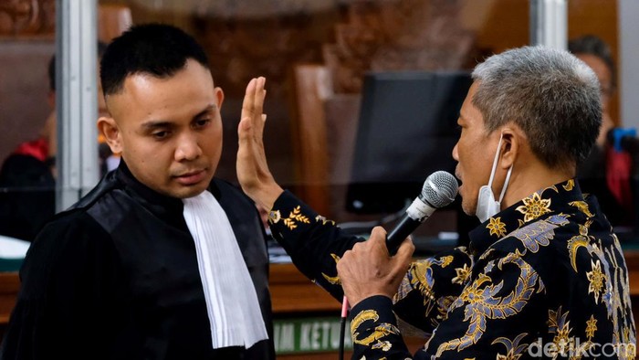 Plak! M Kace Peragakan Dianiaya-Dilumuri Kotoran oleh Irjen Napoleon M Kace bersaksi sebagai saksi korban dalam sidang untuk terdakwa Irjen Napoleon Bonaparte. M Kace peragakan saat ia dianiaya dan dilumuri kotoran oleh Napoleon.