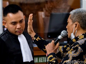 M Kace Reka Ulang Adegan Dilumuri Tinja oleh Napoleon di Sidang