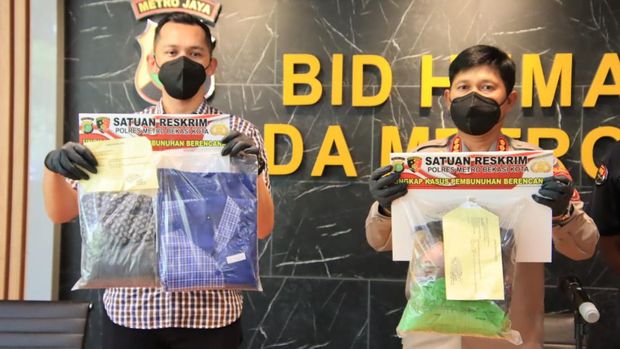 Polisi memamerkan barang bukti kasus pembunuhan Dini Nurdiani, salah satunya baju cleaning service warna biru.
