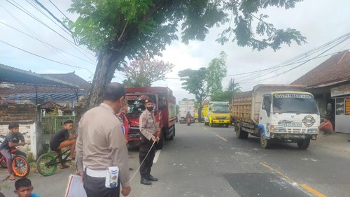 Polisi saat memeriksa TKP Kecelakaan Maut di Jalan Raya Singaraja-Gilimanuk