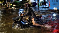 Menurut Departemen Drainase dan Limbah Thailand hujan deras mengguyur Bangkok sejak pukul 15.00 dan berlanjut hingga Rabu dini hari.