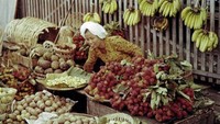 Sepertinya, saat foto ini diambil baru saja memasuki musim panen. Pedagang buah-buahan ini menyajikan rambutan hingga pisang yang terlihat segar-segar. Foto: Instagram/potolawasofficial