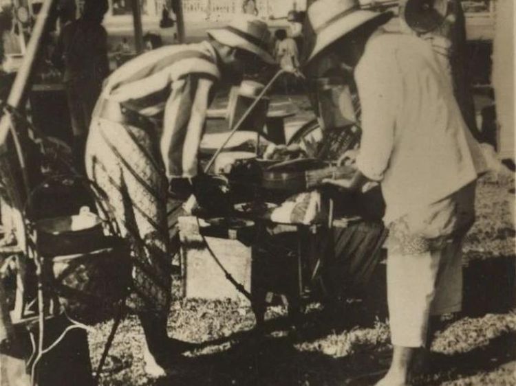 Nostalgia Yuk! Ini 10 Potret Jadul Pedagang Makanan Kaki Lima di Batavia