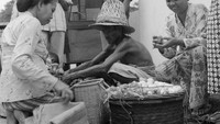 Seorang pedagang kaki lima yang berjualan dengan pikulan ini tengah diserbu pembeli. Makanan yang dijajakannya berupa jambur air dan buah-buahan lain. Foto: Instagram/potolawasofficial
