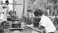 Masih begitu sederhana, pelanggan yang memesan makanan dari pedagang pikulan bahkan tak memiliki tempat makan yang layak. Mereka yang memesan harus menikmati hidangan sambil jongkok atau duduk di tepi jalan. Foto: Instagram/potolawasofficial
