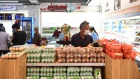 Sementara itu, mulai Senin (16/5) lalu Shanghai telah kembali membuka supermarket, pertokoan, dan apotek setempat. (Photo by Tian Yuhao/China News Service via Getty Images).