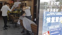 Selain supermarket dan pasar, salon rambut juga diizinkan kembali beroperasi dengan kapasitas terbatas. (Photo by Yin Liqin/China News Service via Getty Images).