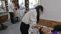 Terkait dengan pelonggaran sejumlah pembatasan terkait COVID-19 di kawasan Shanghai, para pejabat kota Shanghai menyatakan epidemi Corona di kota tersebut berhasil dikendalikan, namun juga mengumumkan target hingga 21 Mei untuk mencegah penularan ulang, yang berarti banyak pembatasan masih akan berlaku. (Photo by Yin Liqin/China News Service via Getty Images).