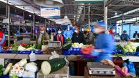 Sejumlah warga berbelanja sayuran di pasar yang berada di kawasan Shanghai, China, Selasa (17/5/2022). Diketahui, Shanghai akan mengakhiri lockdown dan mengizinkan kehidupan normal kembali mulai 1 Juni 2022 mendatang. (Photo by Tian Yuhao/China News Service via Getty Images).
