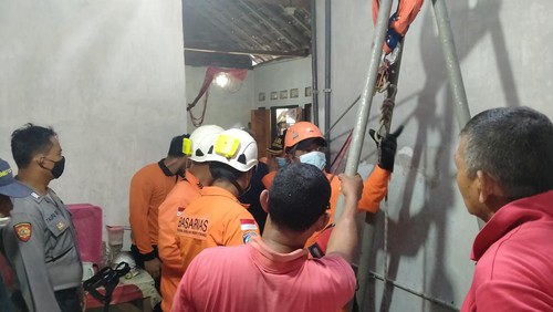 Proses evakuasi korban dari dalam sumur, Kamis (19/5/2022).