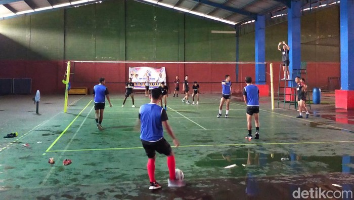 PSM Makassar latihan voli kaki