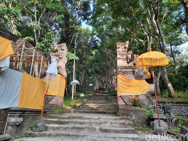 Di kawasan Taman Nasional Bali Barat terdapat sebuah pura sekaligus makam yang kerap didatangi orang dari berbagai daerah.  Foto: Putu Intan/detikcom