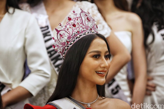 Ayuma memakai mahkota baru untuk Puteri Indonesia 2022. Mahkota tersebut akan diserahkannya kepada sang penerus pada malam final Puteri Indonesia 2022 pada 27 Mei mendatang. (Foto: Pradita Utama/detikcom)