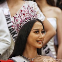 Ayuma memakai mahkota baru untuk Puteri Indonesia 2022. Mahkota tersebut akan diserahkannya kepada sang penerus pada malam final Puteri Indonesia 2022 pada 27 Mei mendatang. (Foto: Pradita Utama/detikcom)