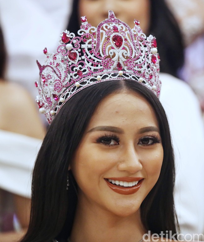 Sebagai Puteri Indonesia 2020, Ayuma sempat mewakili Indonesia di Miss Universe 2020 yang digelar di Florida, AS, pada Mei 2021. Perempuan asal Surabaya, Jawa Timur, ini berhasil menempati 21 besar. (Foto: Pradita Utama/detikcom)
