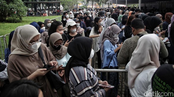 Ramai Banget! Warga Antusias Tukar Tiket Allo Bank Festival Warga berdatangan ke kawasan Istora, Senayan, Jakarta, untuk melakukan penukaran tiket Allo Bank Festival. Mereka mengantre untuk menukarkan tiket. Ini penampakannya.