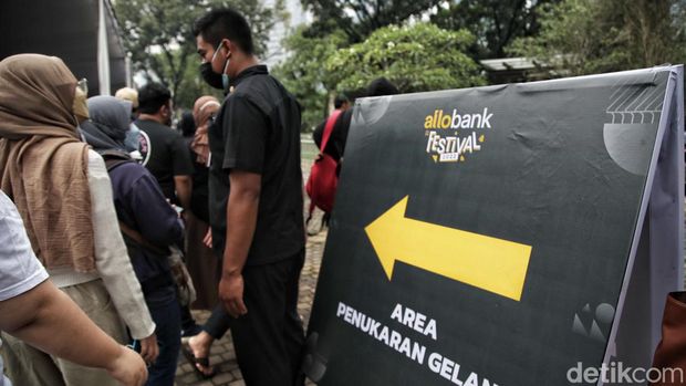 Warga berdatangan ke kawasan Istora, Senayan, Jakarta, untuk melakukan penukaran tiket Allo Bank Festival. Mereka mengantre untuk menukarkan tiket. Ini penampakannya.