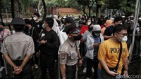 Sejumlah petugas keamanan tampak berjaga saat sejumlah warga mengantre untuk menukarkan tiket Allo Bank Festival 2022.