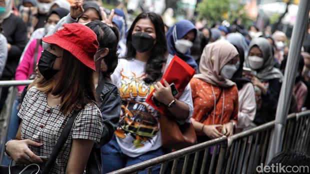 Warga berdatangan ke kawasan Istora, Senayan, Jakarta, untuk melakukan penukaran tiket Allo Bank Festival. Mereka mengantre untuk menukarkan tiket. Ini penampakannya.