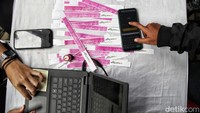 Untuk kamu yang belum beruntung mendapatkan tiketnya, nggak perlu bersedih. Kamu masih tetap bisa menyaksikan penampilan para musisi di Allo Bank Festival secara live streaming melalui detikcom, CXO, CNN Indonesia dan CNBC Indonesia.