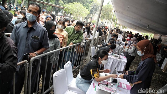 Warga berdatangan ke kawasan Istora, Senayan, Jakarta, untuk melakukan penukaran tiket Allo Bank Festival. Mereka mengantre untuk menukarkan tiket. Ini penampakannya.