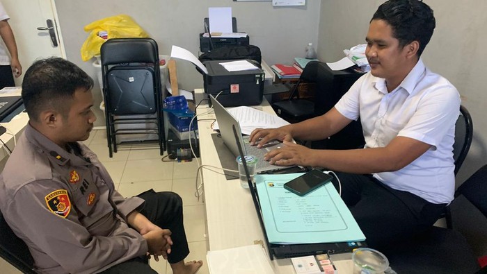 Rei, polisi gadungan diperiksa Polda Kaltim.