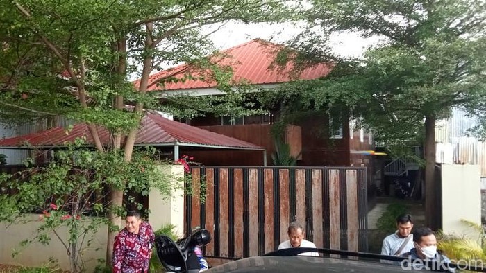 Rekonstruksi eks Kasatpol bunuh Najamuddin berpindah dari rumah korban ke rumah tersangka Iqbal Asnan di Jalan Beringin, Makassar (detikSulsel/Muh Ishak Agus)