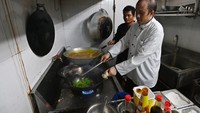 Restoran ini milik salah satu staf KBRI, Azhar Rizal, yang didirikan tahun 2017.  