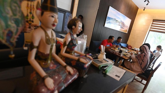 Restoran Indonesia di Hanoi Ini Sajikan Cita Rasa Nusantara Sejumlah pengunjung menyantap sajian Restoran Batavia di kawasan Ba Dinh, Hanoi, Vietnam, Jumat (13/5/2022). Restoran milik salah satu staf KBRI, Azhar Rizal, yang didirikan sejak 2017 tersebut menjadi satu-satunya tempat makan masakan Indonesia dan menjadi satu rujukan dari beberapa tempat makanan halal di Hanoi bagi para kontingen dan media pers selama SEA Games 2021 Vietnam. ANTARA FOTO/Aditya Pradana Putra/YU