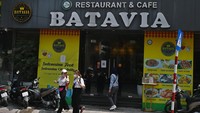 Pengunjung keluar dari Restoran Batavia di kawasan Ba Dinh, Hanoi, Vietnam, Jumat (13/5/2022).   