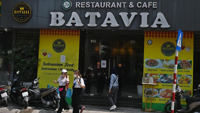 Sejumlah pengunjung menyantap sajian Restoran Batavia di kawasan Ba Dinh, Hanoi, Vietnam, Jumat (13/5/2022). Restoran milik salah satu staf KBRI, Azhar Rizal, yang didirikan sejak 2017 tersebut menjadi satu-satunya tempat makan masakan Indonesia dan menjadi satu rujukan dari beberapa tempat makanan halal di Hanoi bagi para kontingen dan media pers selama SEA Games 2021 Vietnam. ANTARA FOTO/Aditya Pradana Putra/YU