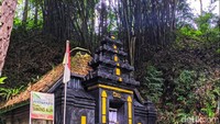 Selanjutnya, pengunjung bisa melihat Petilasan Prabu Tawangalun. Terdapat candi yang menutup petilasan ini. Di dalam candi, terdapat batu besar yang dipercaya sebagai tempat terakhir kali Prabu Tawang Alun di dunia sebelum moksa. Banyak bunga sesajian yang diletakkan di atas batu besar. Di dalamnya juga ada tiga payung yang menaungi batu besar ini.