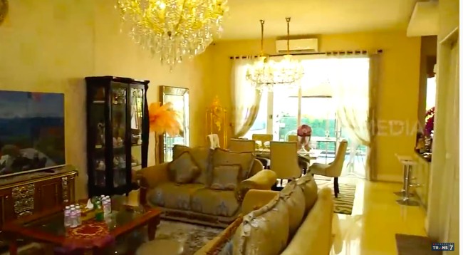 Rumah Nadia berisi banyak barang mahal, bahkan sampai ke gordennya sekalipun. Harganya sekitar Rp 50 juta, ujar pendiri brand perawatan kulit Stefskin ini. (Foto: YouTube/Trans7 Official)