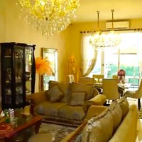 Rumah Nadia berisi banyak barang mahal, bahkan sampai ke gordennya sekalipun. Harganya sekitar Rp 50 juta, ujar pendiri brand perawatan kulit Stefskin ini. (Foto: YouTube/Trans7 Official)