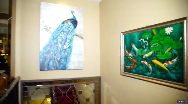 Lukisan-lukisan tampak menghiasi dinding tangga yang menghubungkan lantai bawah dan atas. (Foto: YouTube/Trans7 Official)
