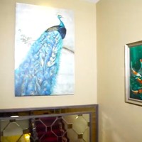 Lukisan-lukisan tampak menghiasi dinding tangga yang menghubungkan lantai bawah dan atas. (Foto: YouTube/Trans7 Official)