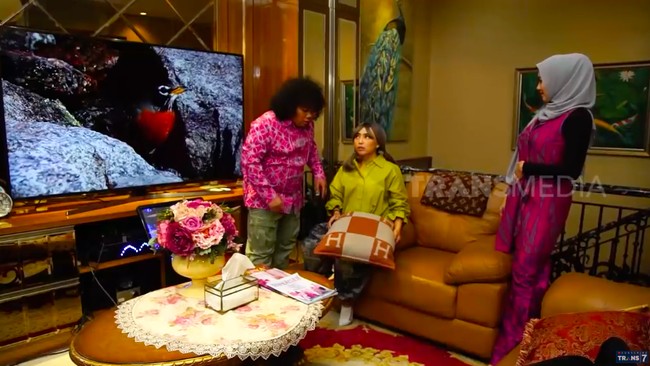 Di atas juga ada ruangan ber-TV yang disebut Nadia entertaining area. Ia suka berkaraoke bersama rekan dan keluarganya di sini. Kesan mewah dihadirkan lewat sarung bantal Hermes. (Foto: YouTube/Trans7 Official)