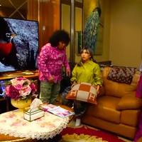 Di atas juga ada ruangan ber-TV yang disebut Nadia entertaining area. Ia suka berkaraoke bersama rekan dan keluarganya di sini. Kesan mewah dihadirkan lewat sarung bantal Hermes. (Foto: YouTube/Trans7 Official)