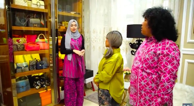 Nadia memiliki sebuah lemari besar yang didedikasikannya khusus untuk menyimpan koleksi tas mewahnya. Nggak kebanyakan karena tas itu merupakan bentuk investasi kan, ujar Nadia. (Foto: YouTube/Trans7 Official)