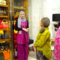 Nadia memiliki sebuah lemari besar yang didedikasikannya khusus untuk menyimpan koleksi tas mewahnya. Nggak kebanyakan karena tas itu merupakan bentuk investasi kan, ujar Nadia. (Foto: YouTube/Trans7 Official)